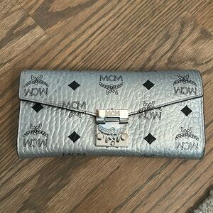 Large mcm silver envelope style wallet with optional crossbody chain